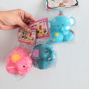 1 x Vintage Squeaky Elefant Spielzeug | Brandneu in Verpackung | Blau und Pink | 1990er Jahre | Kinderspiel | Kinderspielzeug
