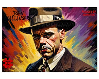 Könnte beinhalten: Ein Gemälde von John Dillinger, einem berühmten amerikanischen Gangster, der einen Fedora und einen Anzug trägt. Das Gemälde ist in einem farbenfrohen Stil mit einem leuchtend gelben Hintergrund und roten, blauen und violetten Streifen gehalten. Der Text "PUZZLED BY GANGSTERS" befindet sich in der oberen rechten Ecke des Gemäldes.