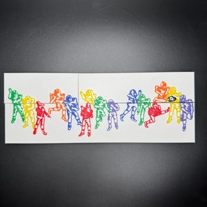 Pu&ograve; includere: Uno sfondo bianco con una fila di 15 figure stilizzate arcobaleno che giocano a football. Le figure sono in varie pose, tra cui correre, passare e placcaggio. Le figure sono tutte contornate di nero.