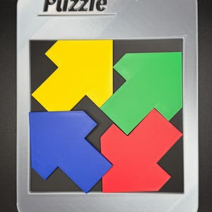 Pu&ograve; includere: Un puzzle grigio con la parola "Puzzle" in alto. Il puzzle contiene quattro pezzi a forma di freccia in giallo, verde, rosso e blu. I pezzi si incastrano in un quadrato nero.