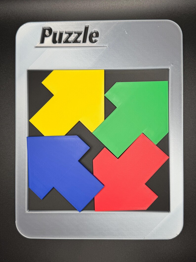 Pu&ograve; includere: Un puzzle grigio con la parola "Puzzle" in alto. Il puzzle contiene quattro pezzi a forma di freccia in giallo, verde, rosso e blu. I pezzi si incastrano in un quadrato nero.