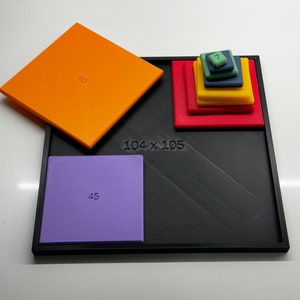 Peut inclure: Un cadre noir avec un carr&eacute; violet &eacute;tiquet&eacute; "45", un carr&eacute; orange &eacute;tiquet&eacute; "60" et une pile de carr&eacute;s color&eacute;s &eacute;tiquet&eacute;s "7" au-dessus d'un carr&eacute; rouge. Le cadre est &eacute;tiquet&eacute; "104 x 105".