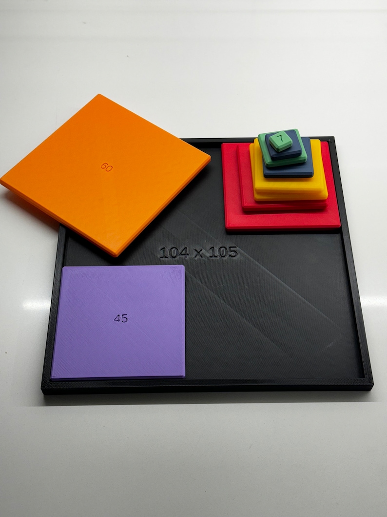 Peut inclure: Un cadre noir avec un carr&eacute; violet &eacute;tiquet&eacute; "45", un carr&eacute; orange &eacute;tiquet&eacute; "60" et une pile de carr&eacute;s color&eacute;s &eacute;tiquet&eacute;s "7" au-dessus d'un carr&eacute; rouge. Le cadre est &eacute;tiquet&eacute; "104 x 105".