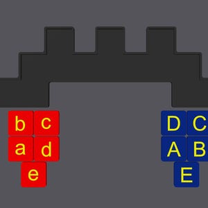 K&ouml;nnte beinhalten: Ein Spielbrett mit einer grauen Br&uuml;cke und zwei S&auml;tzen von Buchstabenkacheln. Die Kacheln links sind rot mit gelben Buchstaben: b, c, a, d und e. Die Kacheln rechts sind blau mit gelben Buchstaben: D, C, A, B und E.