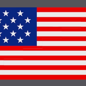 Puede incluir: Una bandera estadounidense roja, blanca y azul con 13 franjas horizontales y 13 estrellas blancas sobre un campo azul.