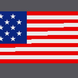 Puede incluir: Una bandera estadounidense roja, blanca y azul con 13 rayas y 50 estrellas blancas sobre un campo azul.