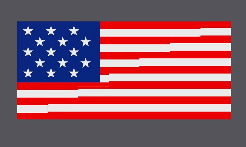 Puede incluir: Una bandera estadounidense roja, blanca y azul con 13 rayas y 50 estrellas blancas sobre un campo azul.