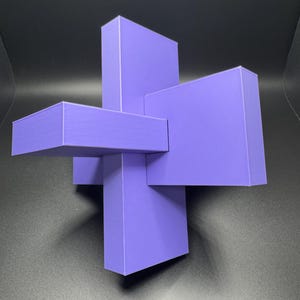 K&ouml;nnte beinhalten: Eine violette geometrische Skulptur aus vier sich schneidenden rechteckigen Prismen. Die Skulptur ist abstrakt und modern im Stil.