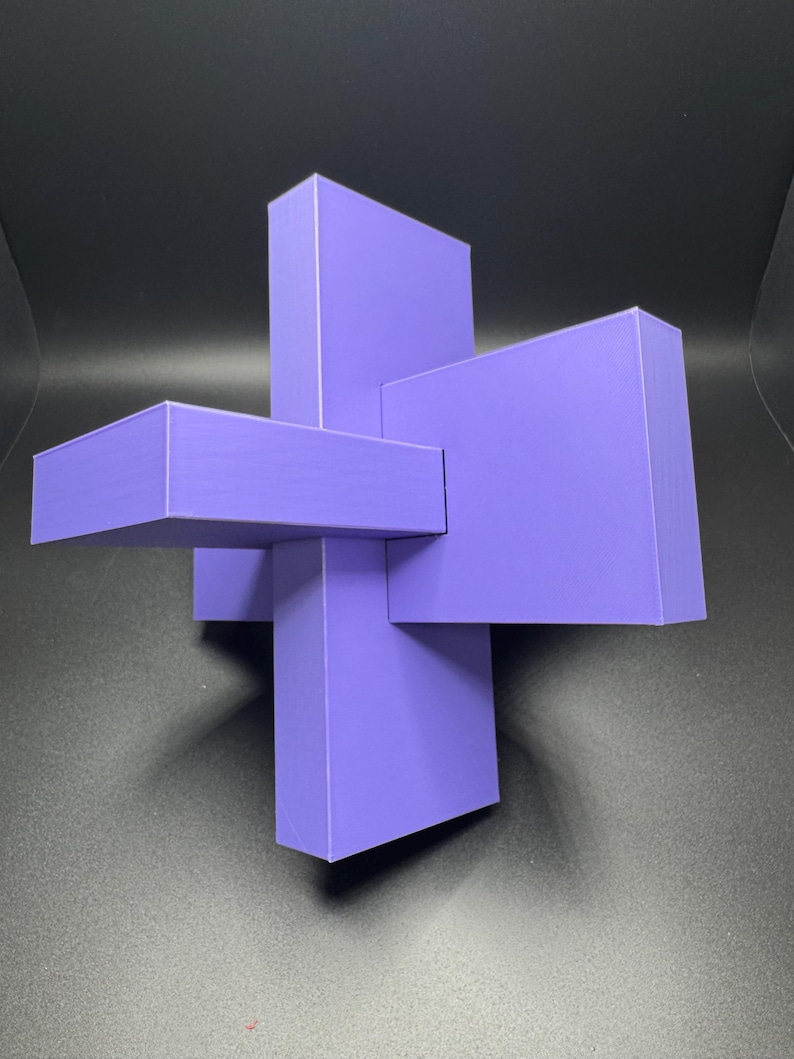 K&ouml;nnte beinhalten: Eine violette geometrische Skulptur aus vier sich schneidenden rechteckigen Prismen. Die Skulptur ist abstrakt und modern im Stil.