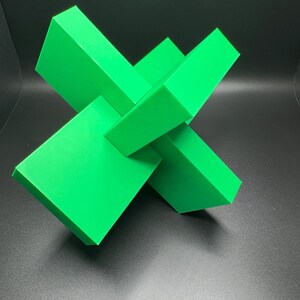 K&ouml;nnte beinhalten: Eine leuchtend gr&uuml;ne geometrische Skulptur aus vier sich schneidenden rechteckigen Prismen. Die Skulptur besteht aus einem glatten, kunststoffartigen Material.