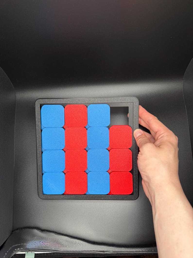 Pu&ograve; includere: Una cornice nera con una griglia di 16 quadrati. I quadrati sono riempiti con blocchi rossi e blu. Un quadrato &egrave; vuoto.
