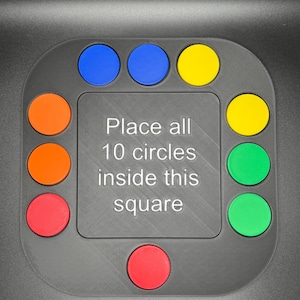 K&ouml;nnte beinhalten: Ein graues Puzzlespielbrett mit zehn farbigen Kreisen, die ein Quadrat umgeben. Die Kreise sind blau, gelb, orange, rot und gr&uuml;n. Der Text auf dem Brett lautet: "Platzieren Sie alle 10 Kreise in diesem Quadrat."