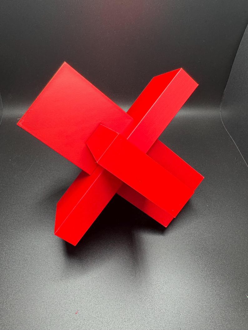 K&ouml;nnte beinhalten: Eine rote geometrische Skulptur aus vier sich schneidenden rechteckigen Formen. Die Skulptur besteht aus einem glatten, festen Material und hat ein modernes, abstraktes Design.