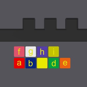 Op de afbeelding: Een set kleurrijke alfabettegels met gele letters op een grijze achtergrond. De tegels zijn in een piramidevorm gerangschikt, met de letters 'f', 'g', 'h' en 'i' bovenaan en de letters 'a', 'b', 'd' en 'e' onderaan.