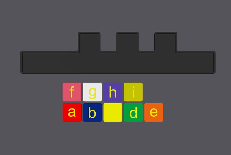 Op de afbeelding: Een set kleurrijke alfabettegels met gele letters op een grijze achtergrond. De tegels zijn in een piramidevorm gerangschikt, met de letters 'f', 'g', 'h' en 'i' bovenaan en de letters 'a', 'b', 'd' en 'e' onderaan.