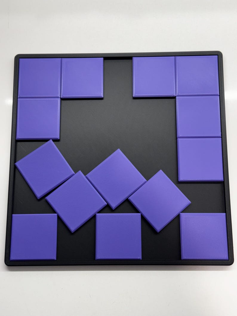 Pu&ograve; includere: Un gioco di puzzle di piastrelle viola con una cornice nera. Le piastrelle sono disposte in un motivo sulla superficie nera.