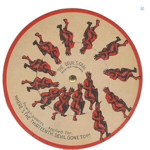 Op de afbeelding: Een vintage optische illusie speelgoed, "The Devil's Fan", met rode duivels in een cirkelvormige opstelling. De tekst bevat "Patented in Germany" en "Where's the Thirteenth Devil Gone To?!!" op een beige achtergrond met een rode rand.