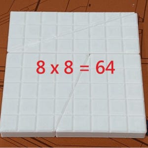 Puede incluir: Un cuadrado blanco dividido en cuadrados m&aacute;s peque&ntilde;os con una l&iacute;nea diagonal dibujada a trav&eacute;s de &eacute;l. La ecuaci&oacute;n "8 x 8 = 64" est&aacute; escrita en rojo en el cuadrado.