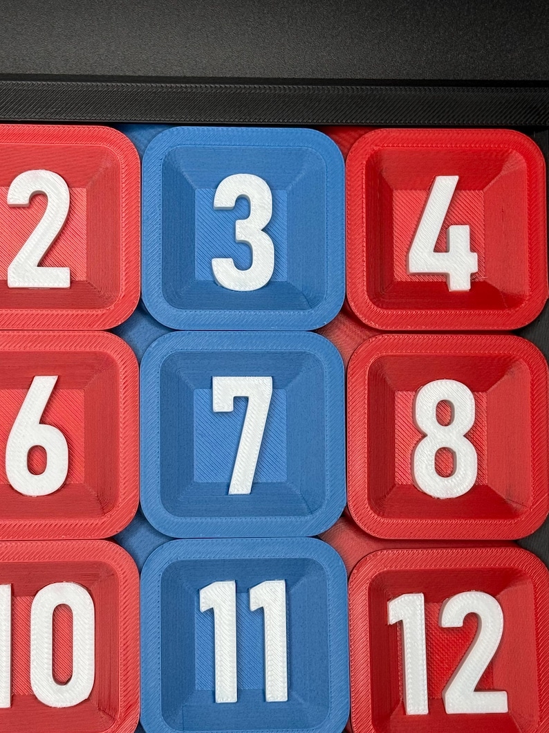 Pu&ograve; includere: Primo piano di un gioco di puzzle di numeri con quadrati rossi e blu. I numeri 2, 3, 4, 6, 7, 8, 10, 11 e 12 sono visibili sui quadrati.