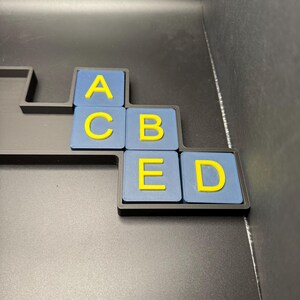 Tauschen Sie das Buchstaben Puzzle aus - Moderne Nachbildung eines klassischen Puzzles, über 15 Zoll breit! Lustige Denksportaufgaben für Erwachsene und Kinder Bild 2