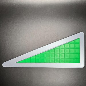 Puede incluir: Un rompecabezas triangular verde y gris con un patr&oacute;n de cuadr&iacute;cula. El rompecabezas est&aacute; hecho de peque&ntilde;os cuadrados que encajan para crear un tri&aacute;ngulo m&aacute;s grande.
