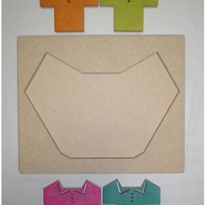 Puede incluir: Rompecabezas de madera con una base rectangular marr&oacute;n claro y un recorte central. Arriba y abajo hay peque&ntilde;os recortes de camisas de madera de colores en naranja, verde, rosa y turquesa. Cada camisa tiene un cuello y detalles de botones.