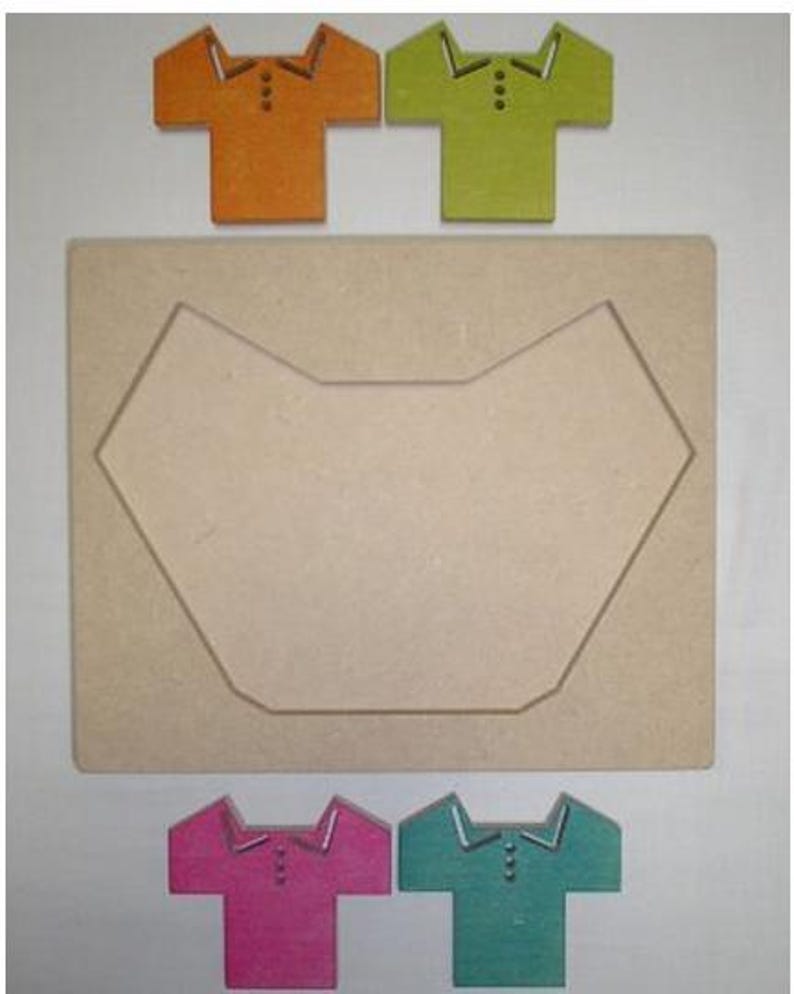 Puede incluir: Rompecabezas de madera con una base rectangular marr&oacute;n claro y un recorte central. Arriba y abajo hay peque&ntilde;os recortes de camisas de madera de colores en naranja, verde, rosa y turquesa. Cada camisa tiene un cuello y detalles de botones.