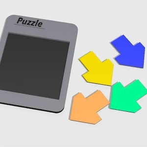 Pu&ograve; includere: Un puzzle grigio con la scritta &laquo;Puzzle&raquo; stampata sopra, accanto a quattro pezzi di puzzle colorati a forma di freccia in giallo, blu, verde e arancione. Il puzzle ha uno schermo nero.