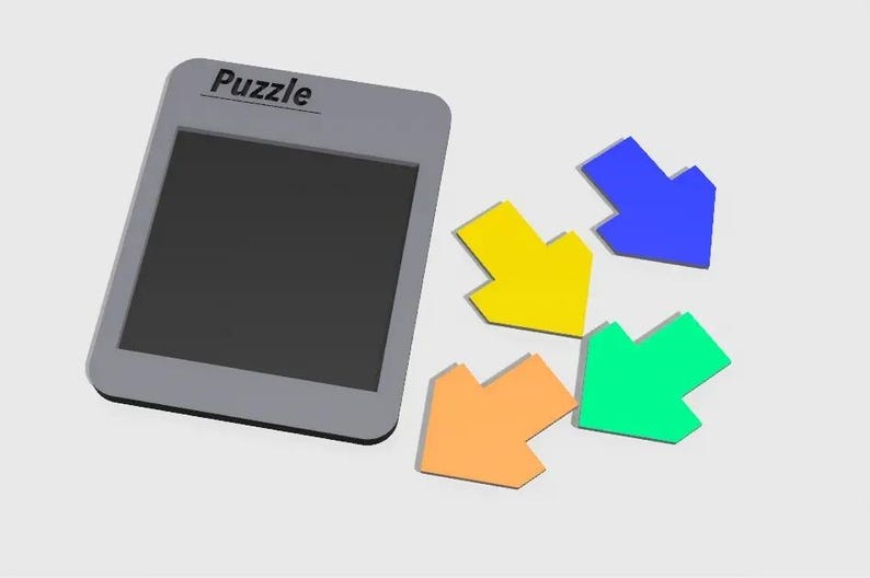 Pu&ograve; includere: Un puzzle grigio con la scritta &laquo;Puzzle&raquo; stampata sopra, accanto a quattro pezzi di puzzle colorati a forma di freccia in giallo, blu, verde e arancione. Il puzzle ha uno schermo nero.