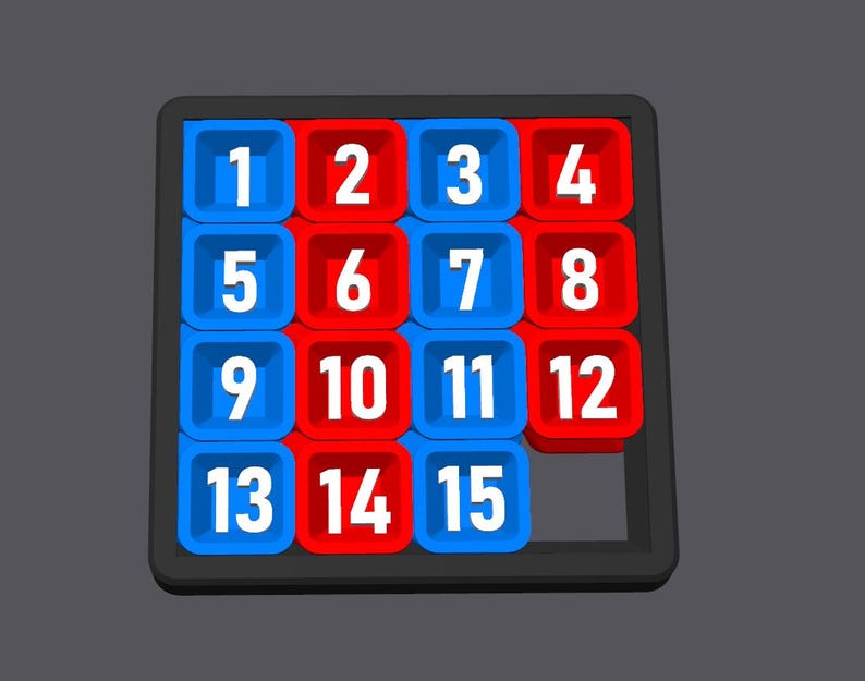Pu&ograve; includere: Un puzzle con cornice nera e 15 tessere numerate. Le tessere sono disposte in una griglia 4x4 con una tessera mancante. Le tessere sono rosse e blu, con i numeri da 1 a 15 stampati in bianco.