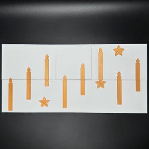 Puede incluir: Una obra de arte rectangular blanca con velas y estrellas doradas. Las velas var&iacute;an en altura y est&aacute;n dispuestas verticalmente. Las estrellas se colocan entre las velas. La obra de arte est&aacute; sobre un fondo negro.