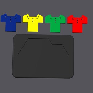 Puede incluir: Una cartera rectangular negra con un dise&ntilde;o &uacute;nico, acompa&ntilde;ada de cuatro objetos con forma de camisa de color azul, amarillo, verde y rojo. Cada camisa tiene tres botones peque&ntilde;os.