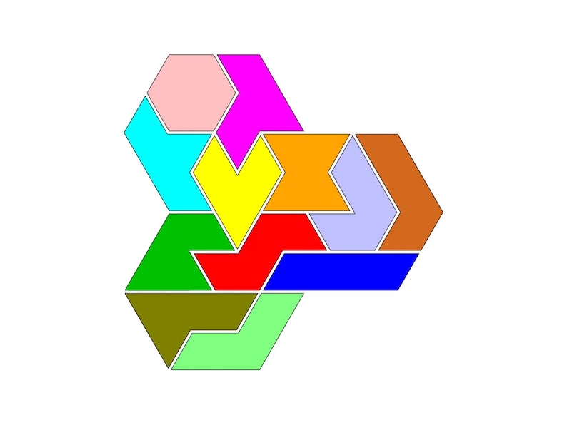 Op de afbeelding: Een kleurrijke geometrische puzzel bestaande uit 10 stukken. De stukken zijn gevormd als zeshoeken en driehoeken en zijn gerangschikt in een bloemvormig patroon. De kleuren van de stukken zijn roze, magenta, cyaan, geel, oranje, rood, blauw, groen, bruin en lichtgroen.
