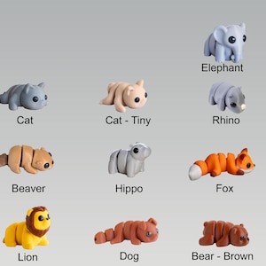 Puede incluir: Un conjunto de 15 peque&ntilde;as figuritas de animales segmentadas y coloridas. Los animales incluyen un koala, un elefante, un cerdo, un pug, un gato, un rinoceronte, un rat&oacute;n, una cabra, un castor, un hipop&oacute;tamo, un zorro, una jirafa, un capibara, un le&oacute;n, un perro y dos osos.