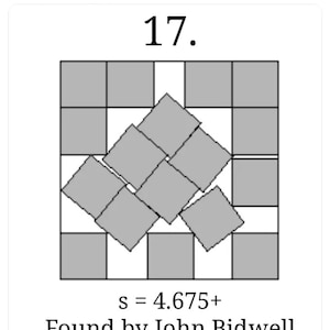 Pu&ograve; includere: Un diagramma in bianco e nero che mostra una soluzione a un puzzle geometrico. Il puzzle consiste nel posizionare 17 quadrati uguali all'interno di un quadrato pi&ugrave; grande. Il diagramma mostra i quadrati disposti in uno schema, con il testo "s = 4.675+" e "Trovato da John Bidwell nel 1997." sotto il diagramma.