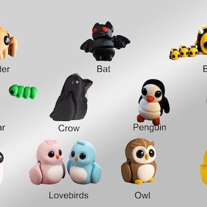 Puede incluir: Una colecci&oacute;n de 12 figuritas de animales de arcilla de colores, que incluyen una ara&ntilde;a, un murci&eacute;lago, una abeja, una oruga, un cuervo, un ping&uuml;ino, un pavo, un caracol, dos tortolitos, un b&uacute;ho y un pato.