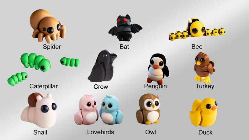 Puede incluir: Una colecci&oacute;n de 12 figuritas de animales de arcilla de colores, que incluyen una ara&ntilde;a, un murci&eacute;lago, una abeja, una oruga, un cuervo, un ping&uuml;ino, un pavo, un caracol, dos tortolitos, un b&uacute;ho y un pato.