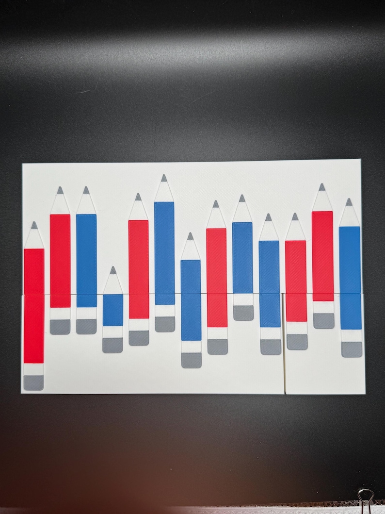 Peut inclure: Un fond blanc avec un graphique &agrave; barres compos&eacute; de crayons rouges et bleus. Les crayons sont dispos&eacute;s en quinconce, les crayons rouges &agrave; gauche et les crayons bleus &agrave; droite. Le graphique montre les hauteurs relatives des crayons.