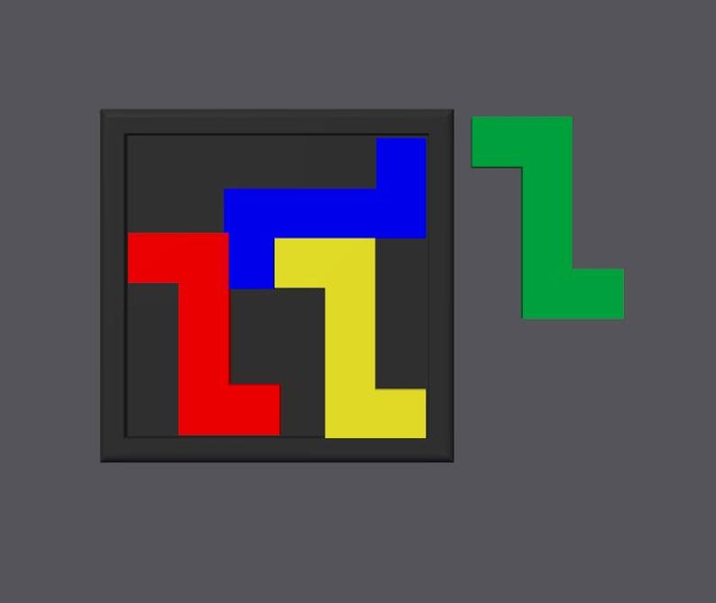 Op de afbeelding: Een puzzelspel met een zwart frame en een donkergrijze achtergrond. De puzzelstukken zijn rood, blauw en geel en vullen het frame. Een groen stuk ligt naast het frame. Het spel is een Tetris-achtig puzzelspel.