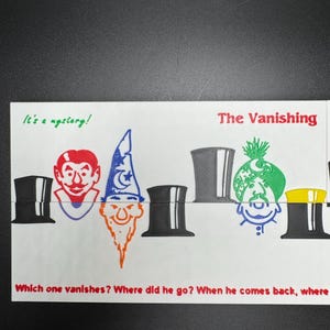 K&ouml;nnte beinhalten: Eine wei&szlig;e Karte mit dem Text "It's a mystery!" und "The Vanishing" darauf gedruckt. Es gibt vier schwarze Zylinder und vier Comicfiguren mit verschiedenen farbigen H&uuml;ten. Der Text unter den Figuren lautet "Which one vanishes? Where did he go? When he comes back, where"