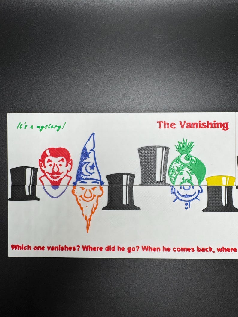 K&ouml;nnte beinhalten: Eine wei&szlig;e Karte mit dem Text "It's a mystery!" und "The Vanishing" darauf gedruckt. Es gibt vier schwarze Zylinder und vier Comicfiguren mit verschiedenen farbigen H&uuml;ten. Der Text unter den Figuren lautet "Which one vanishes? Where did he go? When he comes back, where"