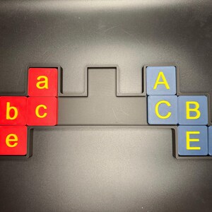 Tauschen Sie das Buchstaben Puzzle aus - Moderne Nachbildung eines klassischen Puzzles, über 15 Zoll breit! Lustige Denksportaufgaben für Erwachsene und Kinder Bild 4