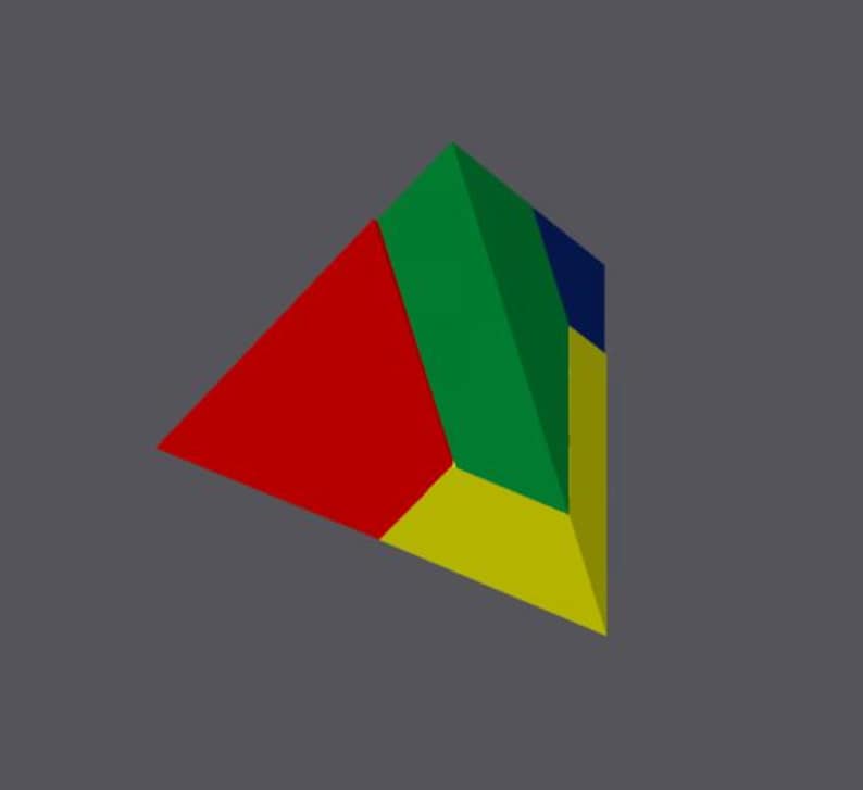 Op de afbeelding: Een 3D geometrische vorm, een driehoekig prisma, met rode, groene, gele en blauwe secties. De vorm is geplaatst tegen een grijze achtergrond.