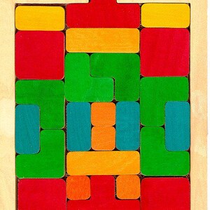 Op de afbeelding: Een houten puzzel met verschillende gekleurde stukken. De stukken zijn in een rasterpatroon gerangschikt en zijn gemaakt van hout. De puzzel is ontworpen om uitdagend en leuk te zijn.