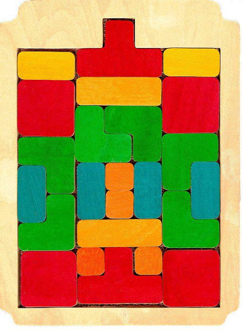 Op de afbeelding: Een houten puzzel met verschillende gekleurde stukken. De stukken zijn in een rasterpatroon gerangschikt en zijn gemaakt van hout. De puzzel is ontworpen om uitdagend en leuk te zijn.