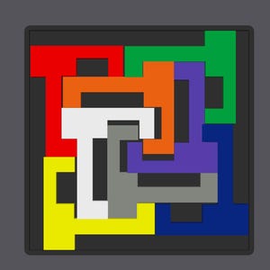 Op de afbeelding: Abstract geometrisch ontwerp met een zwarte achtergrond en kleurrijke vormen. De vormen zijn in een complex patroon gerangschikt, wat een visueel interessant en modern ontwerp cre&euml;ert. De kleuren omvatten rood, oranje, geel, groen, blauw, paars en grijs.