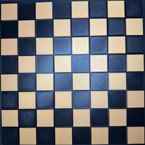 Puede incluir: Un tablero de ajedrez negro y beige con un patr&oacute;n de cuadr&iacute;cula. Los cuadrados alternan entre negro y beige. El tablero est&aacute; hecho de un material texturizado y est&aacute; sobre un fondo oscuro. El tablero est&aacute; listo para una partida de ajedrez.