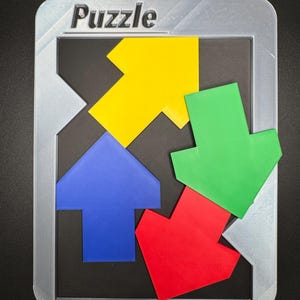 Pu&ograve; includere: Un puzzle colorato con una cornice grigia e la parola "Puzzle" in alto. I pezzi del puzzle sono a forma di frecce gialle, verdi, rosse e blu, su sfondo nero.