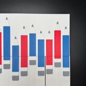 Peut inclure: Un graphique compos&eacute; de crayons rouges et bleus, dispos&eacute;s en forme de graphique &agrave; barres.