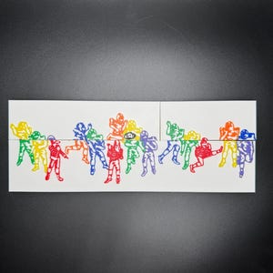 Pu&ograve; includere: Uno sfondo bianco con una linea di figure stilizzate colorate che giocano a calcio. Le figure sono rosse, arancioni, gialle, verdi, blu e viola.